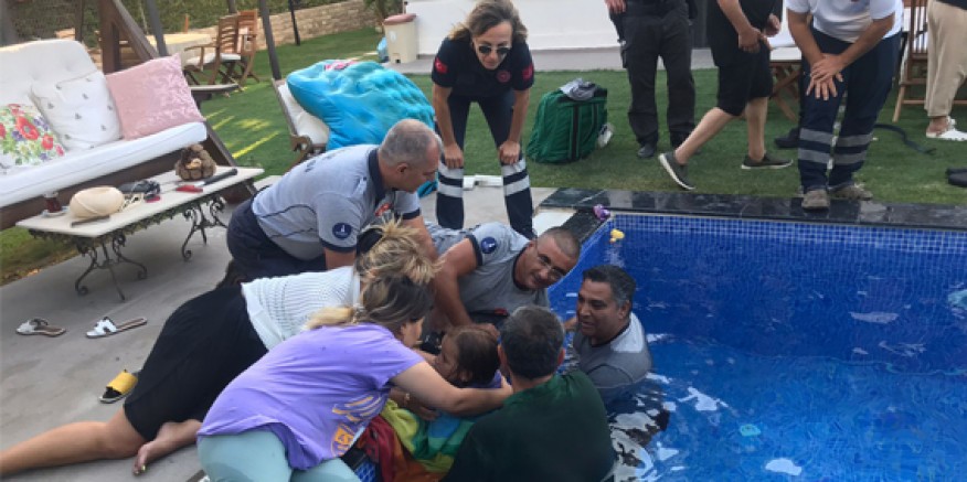 Çeşme'de, eli havuzun borusuna sıkışan çocuğu itfaiye ekipleri kurtardı