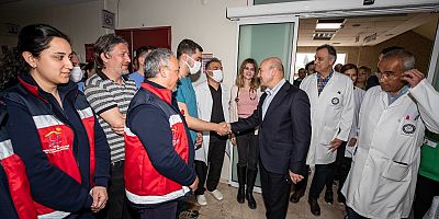 Başkan Soyer Eşrefpaşa Hastanesi çalışanlarına teşekkür etti “Bu enkazdan bambaşka bir Türkiye doğacak”