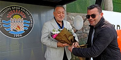 Çeşme Belediyespor'dan sağlık çalışanlarına çiçek 