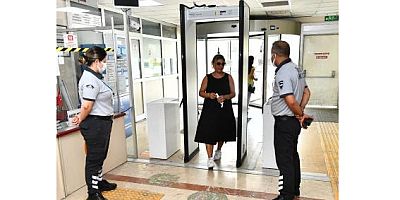 Eşrefpaşa Hastanesi metal kapı dedektörü uygulamasına geçti