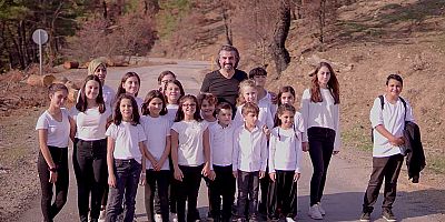 İzmir'in çocuklarıyla 100. Yıl Marşı yaptı